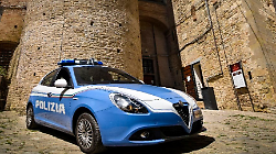 Litiga con una persona in un bar e aggredisce i poliziotti intervenuti per calmarlo: arrestato 32enne