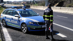 Sfreccia in A1 con un suv rubato da oltre 100 mila euro. Denunciata una donna