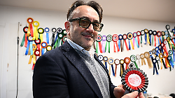 Formula 1, MotoGp e coccarde: i trofei sportivi nascono a Perugia. Viaggio dietro le quinte di Bartoccini Premiazioni