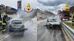 Auto in fiamme sulla Flaminia tra Spoleto e Terni: strada chiusa per quasi un'ora