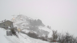 Tormenta di neve a Castelluccio di Norcia: raffiche di vento fino a 100 km/h. Le immagini del paese e del monte Vettore