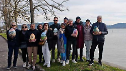 Trenta pittori sulle sponde del Trasimeno per L'uovo d'artista. Il lungolago di San Feliciano trasformato in una galleria d'arte a cielo aperto