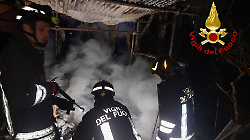 Incendio nella notte in una legnaia a Cerqueto: in fiamme la struttura di metallo