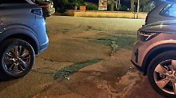 Auto in sosta selvaggia nella zona dell'Anfiteatro: residenti e turisti bloccati