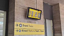 "Disagi quotidiani in treno". I pendolari diretti a Roma alle prese con ritardi cronici e deviazioni sulla linea lenta