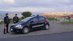 Lite per futili motivi nella struttura ricettiva: lo accoltella al volto e lo colpisce con una mannaia