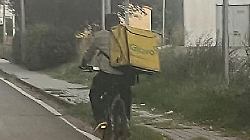 Rider minacciata durante una consegna in pieno centro: scatta la denuncia