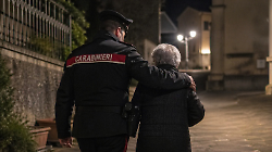 Carabiniere fuori servizio salva un'ultranovantenne che stava cadendo dal balcone