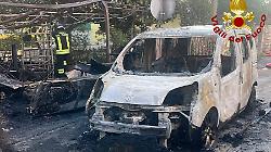 Vasto incendio nella notte: a fuoco due auto e la rimessa di un'abitazione