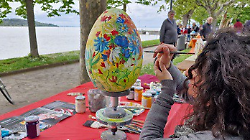 Il lungolago di San Feliciano diventa una galleria d'arte a cielo aperto con Uova d'artista