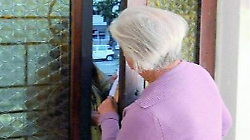 La quarta truffa in poco pi&ugrave; di un mese, finti carabinieri raggirano una coppia di anziani fiorentini: fermati in A1 con bottino da 20 mila euro