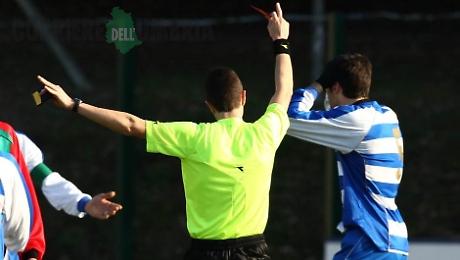 L'arbitro fa anche il calciatore: arriva il no del giudice sportivo, il match va rigiocato