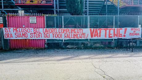 Perugia, Meluso contestato dai tifosi: striscione sotto la Nord
