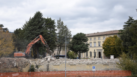 Demolita l'ultima parete dell’ex scuola Garibaldi: al suo posto un parcheggio da 93 posti
