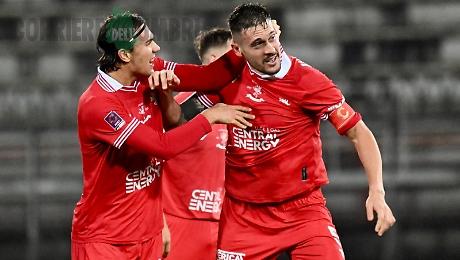 Il Grifo ribalta la Vis Pesaro: Bacchin e Angella di testa fanno esultare il Curi (2-1)