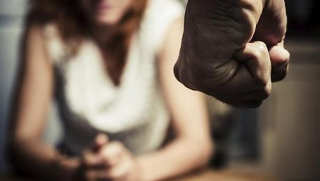 La prende a bastonate, le rompe il braccio: marito alla sbarra chiede lo sconto di pena