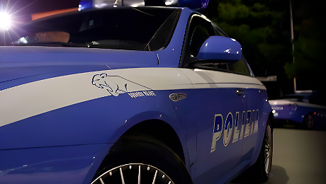 Terni, calci, pugni e sputi agli agenti della polizia in strada: arrestati un uomo e una donna