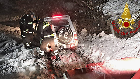 Fuoristrada rimane bloccato sulla neve: recuperato dai vigili del fuoco