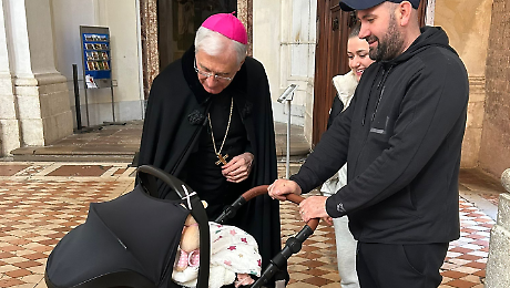 Spoleto, l'arcivescovo Boccardo benedice i nuovi nati: &ldquo;A tutti noi questi bimbi chiedono: dateci la luce, non lasciateci crescere nell&rsquo;ombra&rdquo;