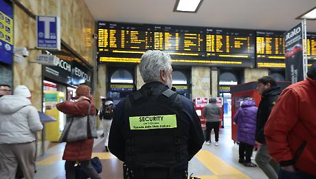 Cavi elettrici tranciati alla stazione di Bologna: trovato ordigno. Salvini: "Attentato a inizio Olimpiadi, qualcuno vuole male all'Italia"