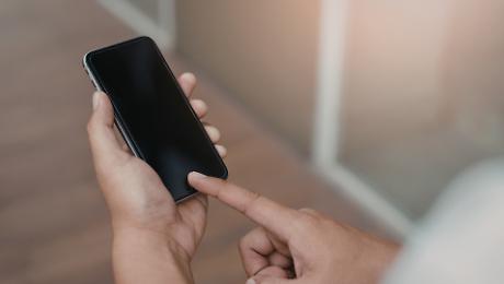 Commesso dice al cliente che lo smartphone &egrave; rotto ma aveva solo la memoria piena: denunciato per truffa