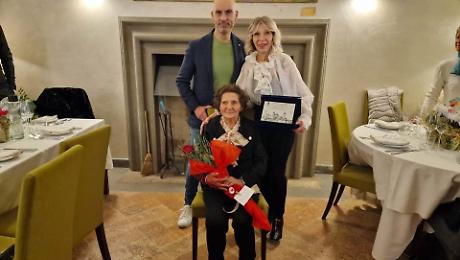 Gina spegne 100 candeline e sogna un altro viaggio in aereo dopo aver volato in tutto il mondo