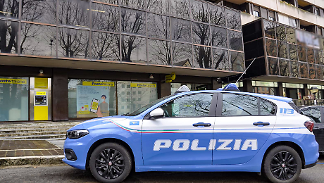 Ruba uno smartphone e cerca di rivenderlo a un poliziotto in borghese: denunciato 65enne