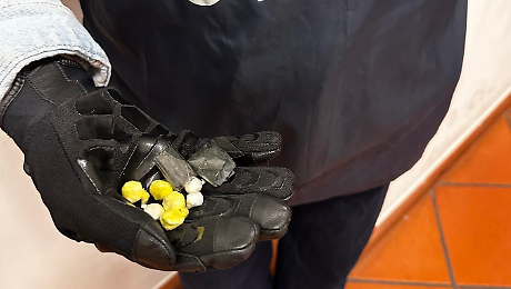 Tenta di disfarsi di nove involucri di cocaina durante il controllo: arrestato 25enne