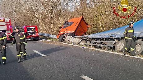 Camion finisce fuori strada tra Passignano e Tuoro sul Trasimeno: traffico interrotto sul raccordo