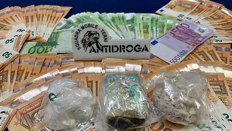 Sorpreso a spacciare cocaina: sequestrati oltre 200 grammi di droga e 11 mila euro in contanti. Arrestato 37enne