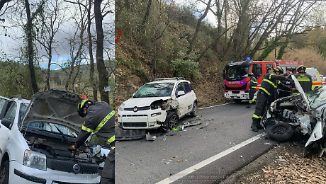 Frontale tra due auto a Ponte d'Oddi: tre persone estratte dai vigili del fuoco