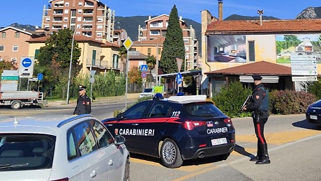 Terni, controllati al campetto di calcio: giovani sorpresi con quasi 300 grammi di droga e 1800 euro in contanti