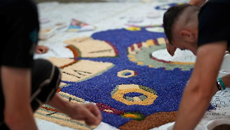 I maestri infioratori di Spello protagonisti a Sanremo in Fiore: in programma un quadro che omaggia la storia della musica e della tv italiana