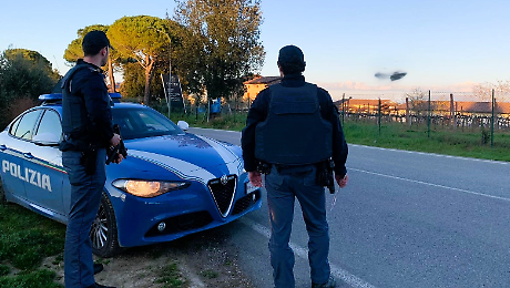 Viola il divieto di avvicinamento per chiederle un passaggio: arrestato 43enne