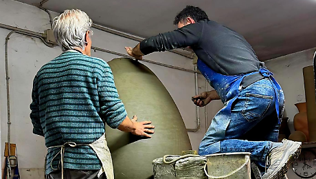 Deruta svela l'uovo di Pasqua in ceramica candidato al Guinness dei primati