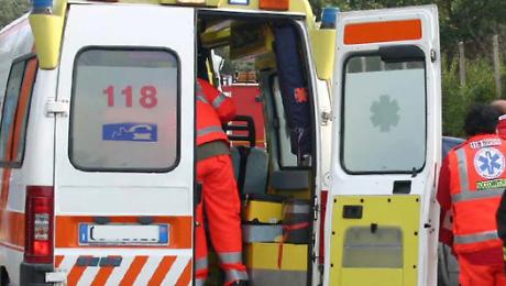 Terni, incidente stradale in viale dello Stadio tra auto e moto. Un 54enne in codice rosso