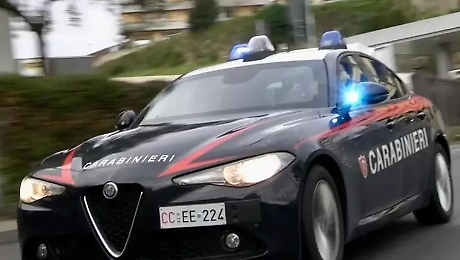 Accelera all'alt dei carabinieri e scatta l'inseguimento: nascondeva cocaina sotto al sedile. Arrestato