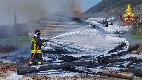In fiamme una catasta di legna in un'azienda privata: bonificata l'area
