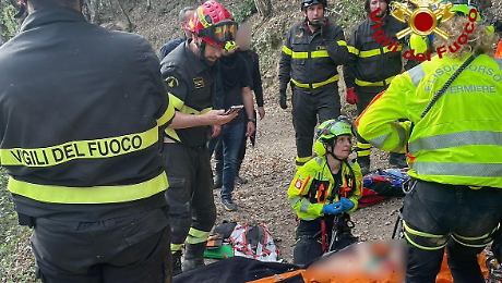 Esce di strada con il quad e finisce contro un albero: trasportato in ospedale con elisoccorso