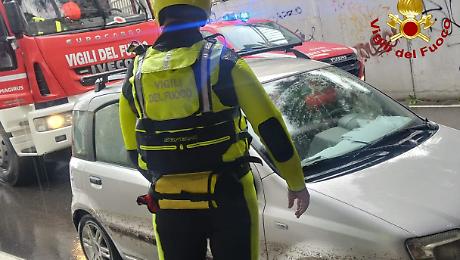 Terni, violento temporale e allagamenti: 65enne con l'auto bloccato nel sottopasso