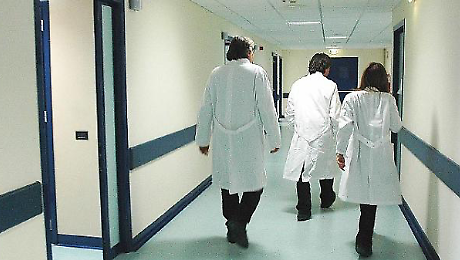 Infezione dopo l'artroprotesi: tre medici risarciscono l'ospedale