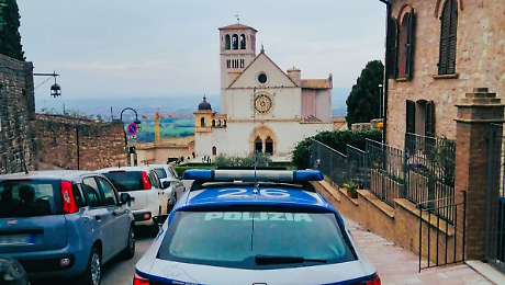 Pugni contro le porte di casa fino a danneggiarle poi ferisce un poliziotto con un calcio: arrestato 40enne