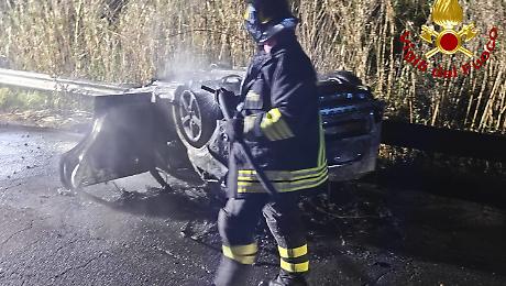 Amelia, sbanda contro la roccia e l'auto prende fuoco: 30enne sotto shock