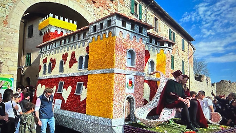 C&rsquo;&egrave; la prima notte del tulipano: la primavera tra carri di petali e novit&agrave;