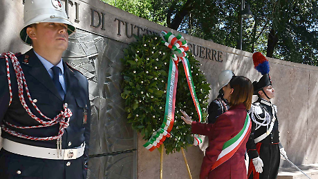 Perugia celebra la Festa della Liberazione: le tappe. Inaugurata la targa per le vittime Lgbtqia+, Omphalos: "Grave l'assenza del prefetto"