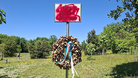 Vandali imbrattano il cartello del parco Martiri delle Foibe nella notte del 25 aprile: la condanna del Comune di Torgiano