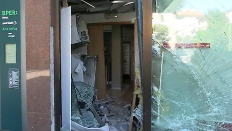 Narni Scalo, assalto al bancomat di via Tuderte: l'auto usata come ariete e l'esplosione. Sopralluoghi per i rilievi