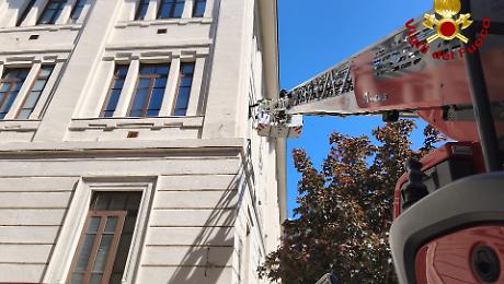 Terni, cadono pezzi di cornicione dal Liceo Galilei: i vigili del fuoco mettono in sicurezza l'edificio