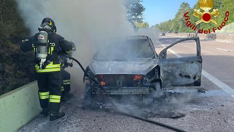 Acquasparta, auto alimentata a gpl in fiamme lungo la superstrada E45