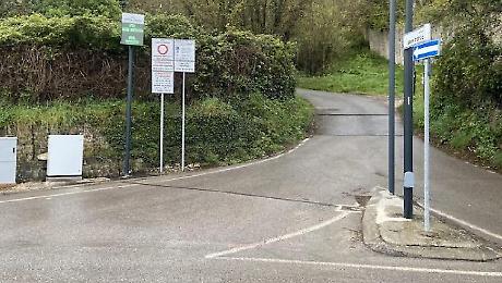 Nuovo varco elettronico in via San Carlo: ztl attiva dal sabato sera per tutelare i residenti